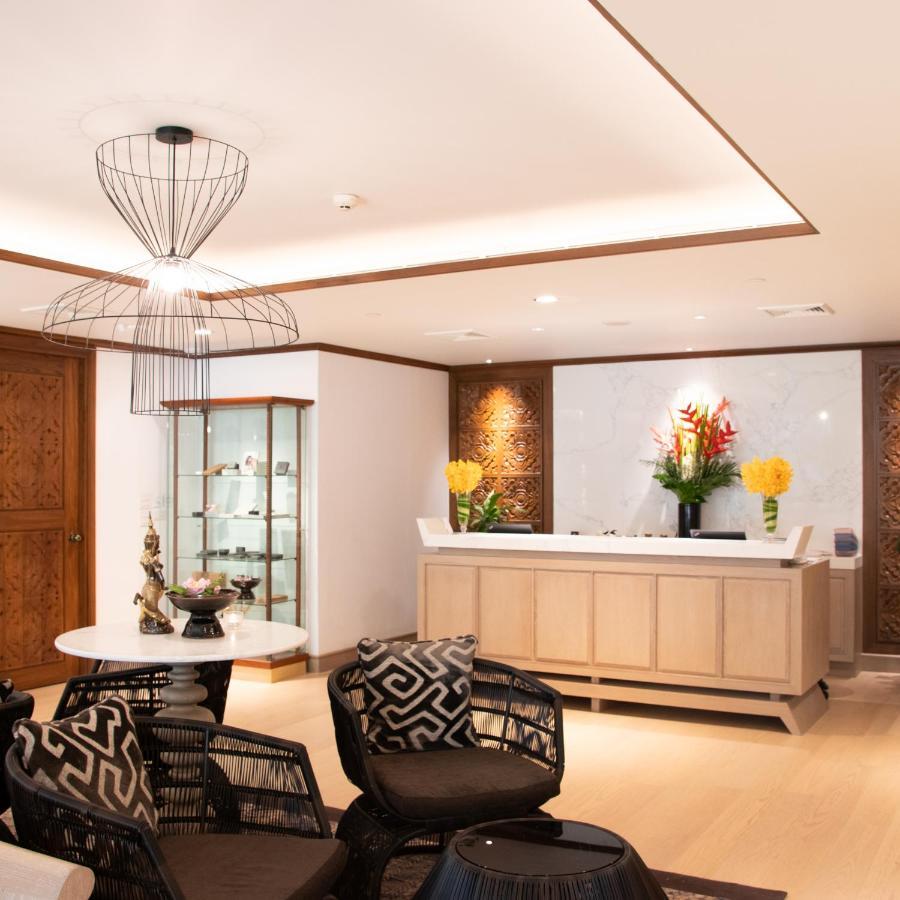 Anantara Riverside Bangkok Resort מראה חיצוני תמונה The reception area of the Thai First Class Lounge at Suvarnabhumi Airport