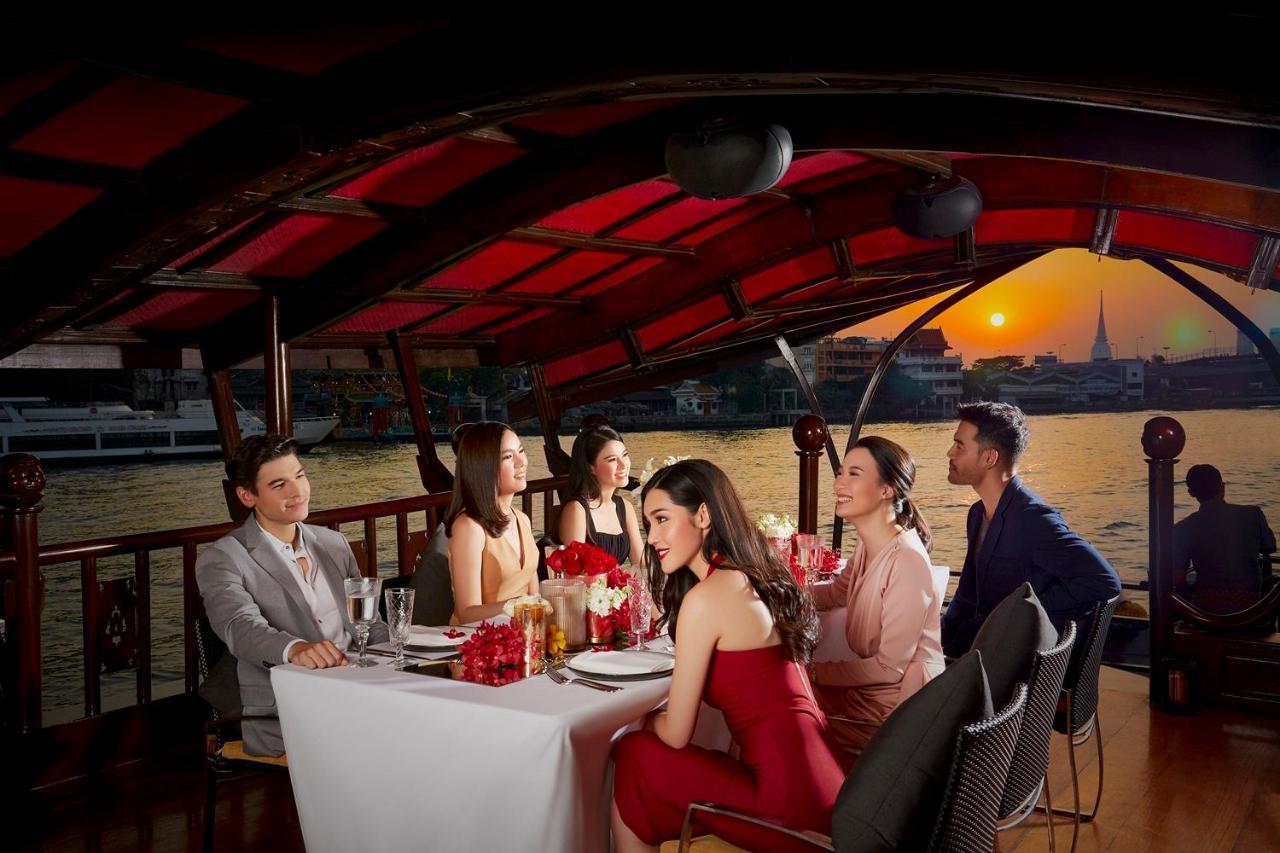 Anantara Riverside Bangkok Resort מראה חיצוני תמונה Thai people dining on a Chao Phraya River boat