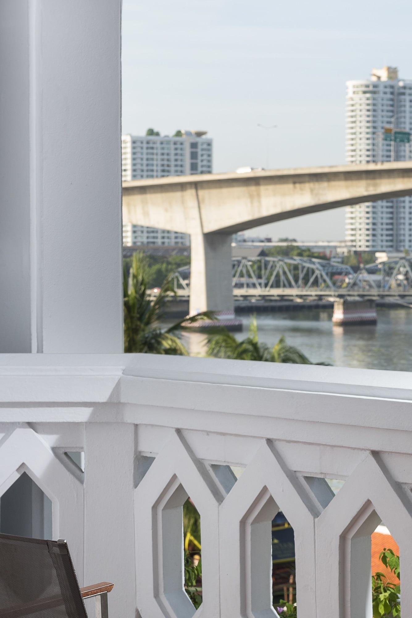 Anantara Riverside Bangkok Resort מראה חיצוני תמונה View of the bridge from the Skywalk