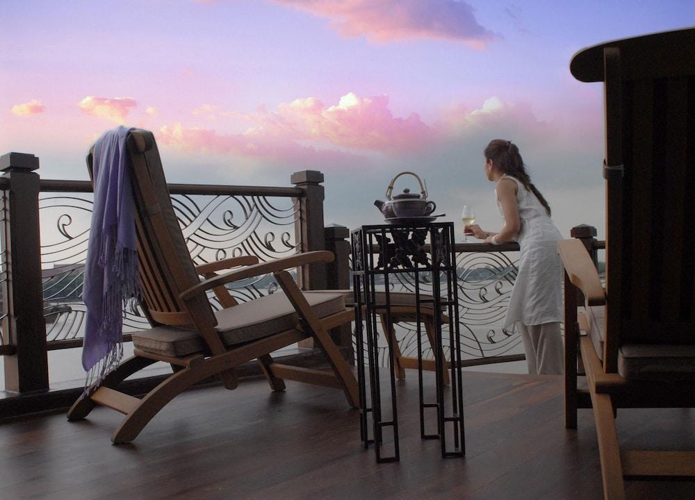 Anantara Riverside Bangkok Resort מראה חיצוני תמונה A balcony