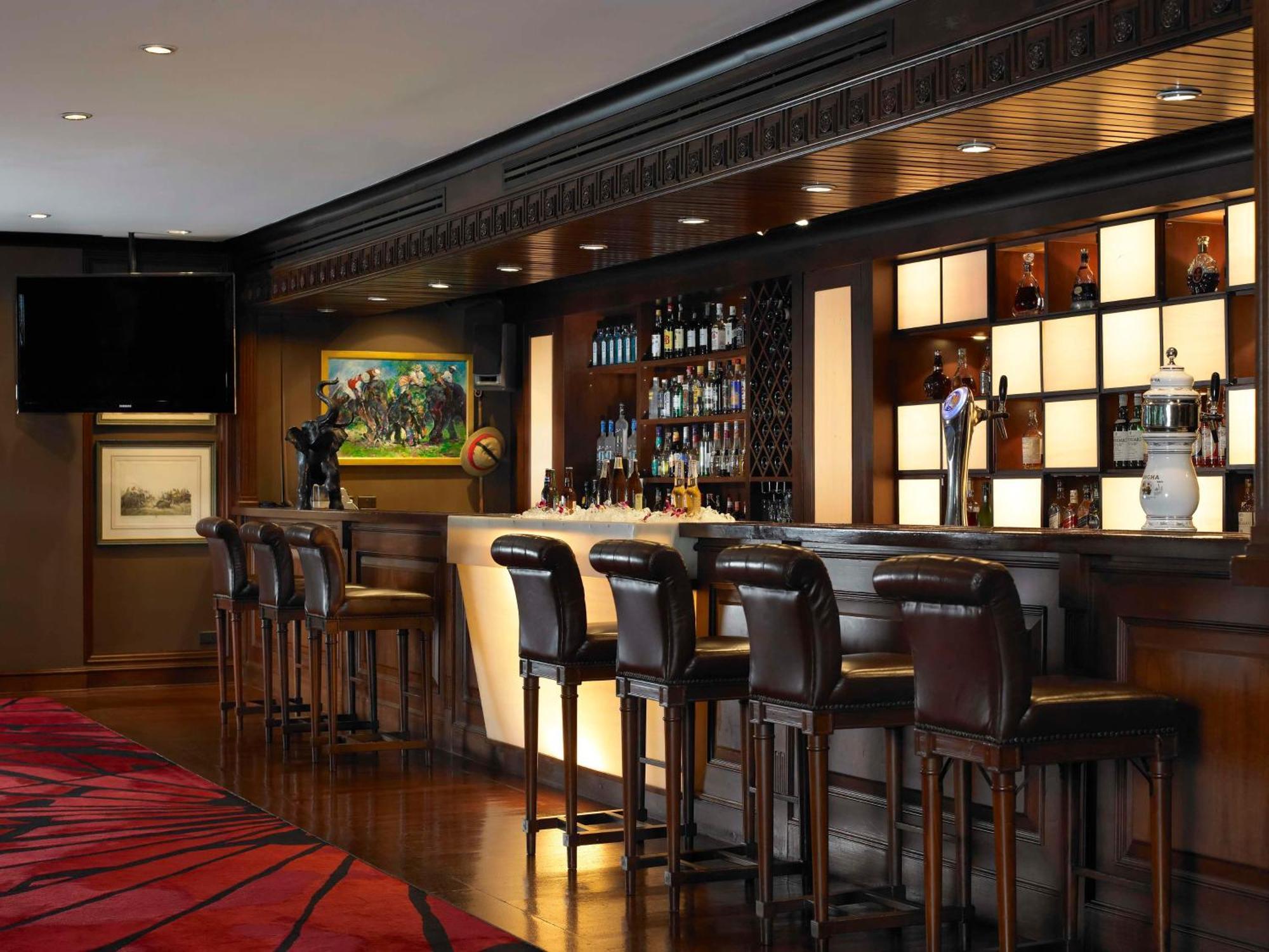 Anantara Riverside Bangkok Resort מראה חיצוני תמונה The bar at the 1919