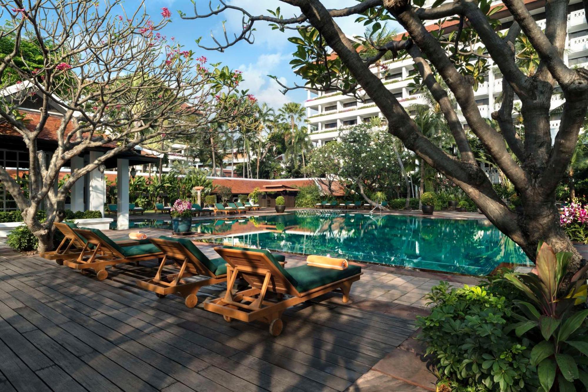 Anantara Riverside Bangkok Resort מראה חיצוני תמונה The pool at the hotel