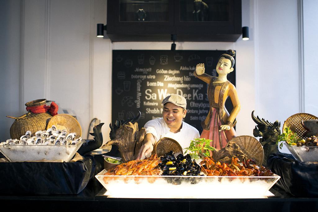 Anantara Riverside Bangkok Resort מראה חיצוני תמונה Seafood display at the hotel's restaurant, Sala Ka