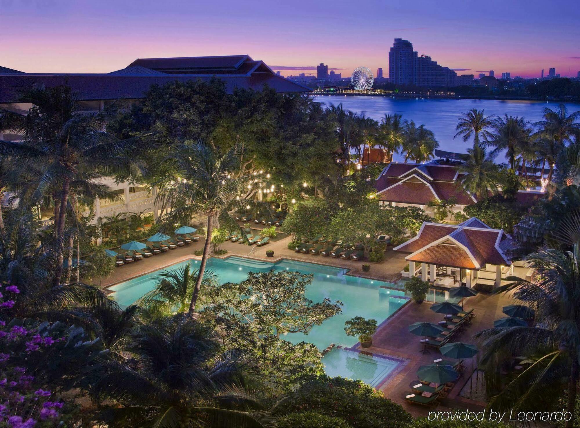 Anantara Riverside Bangkok Resort מראה חיצוני תמונה The Royal Pool at The Royal